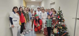 red cross 2212231 2 МЛАДИТЕ ДОБРОВОЛЦИ НА БЧК ЗАРАДВАХА ДЕЦАТА В МБАЛ ЛОВЕЧ И ТРОЯН С ПОДАРЪЦИ ЗА КОЛЕДА