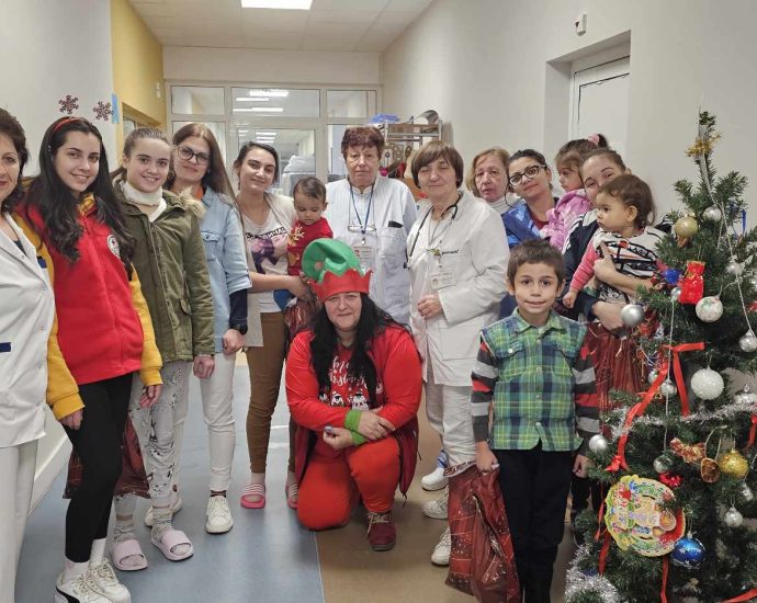 red cross 2212231 2 МЛАДИТЕ ДОБРОВОЛЦИ НА БЧК ЗАРАДВАХА ДЕЦАТА В МБАЛ ЛОВЕЧ И ТРОЯН С ПОДАРЪЦИ ЗА КОЛЕДА