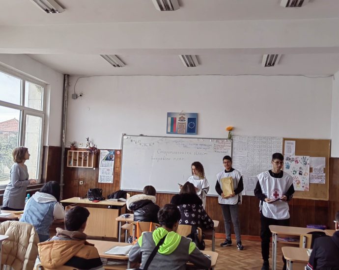 red cross lovech 412231 5 Младите червенокръстци от петте клуба на област Ловеч се включиха в Националната АНТИСПИН кампания превенция на сексуално рисково поведение