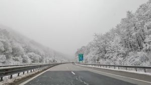 sniag 1512231 Временно е ограничено движението за всички автомобили по път II-35 Троян - Кърнаре през проход "Троянски" поради влошени метеорологични условия