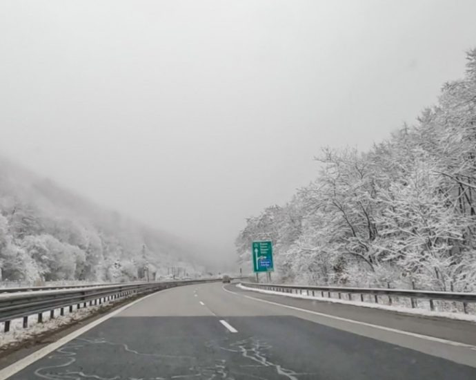 sniag 1512231 Временно е ограничено движението за всички автомобили по път II-35 Троян - Кърнаре през проход "Троянски" поради влошени метеорологични условия