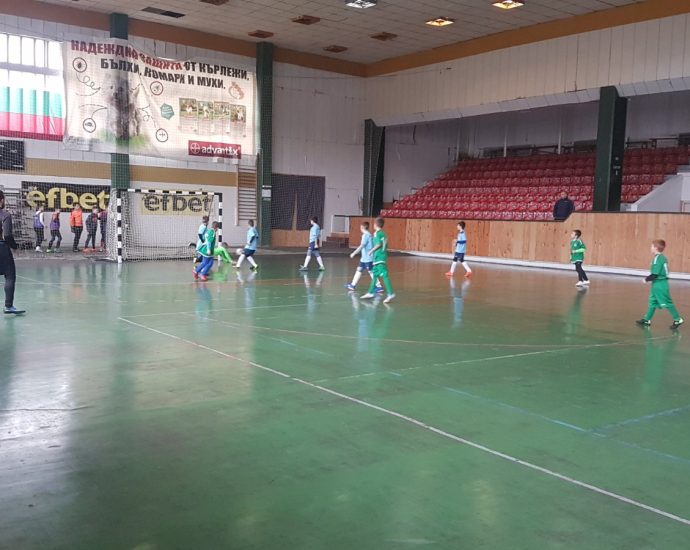 turnir football 1412231 2 Момчетата от ФК „Литекс“ – Ловеч спечелиха купата на Община Ловеч в коледния турнир по футбол на малки врати за деца