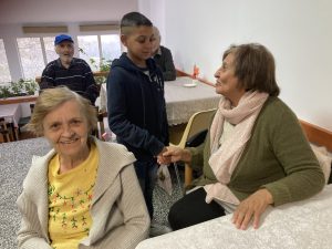 varbovka 712231 4 Ученици от ОУ „Св. св. Кирил и Методий“ – Ловеч зарадваха възрастните хора в Дома за стари хора „Върбовка“