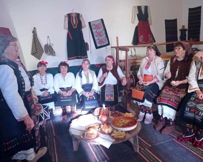 babuvane 2101241 1 Самодейците от фолклорна група „Югла“ при Народно читалище „Пробуда - 1926 г.“ - село Йоглав представиха традиционния ритуал „Бабуване“