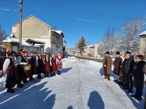 doilada 2201241 1 Обичаят „Дойлада“ и събра млади и стари на площада в село Радювене