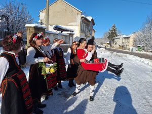 doilada 2201241 2 Обичаят „Дойлада“ и събра млади и стари на площада в село Радювене