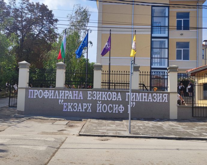 ezikova 801241 Училищата не са просто сгради, в които трябва да настаним определен брой деца. Те са прозорци, който гледат към различно далечни хоризонти