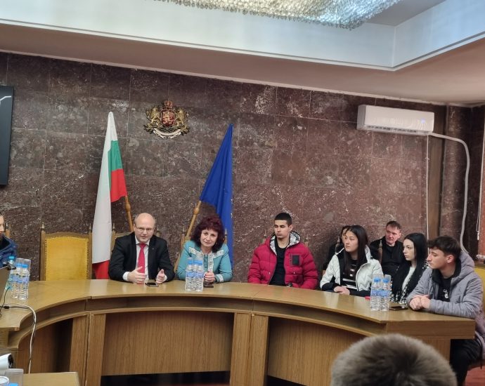 mladeji oblast 2901241 В Областна администрация Ловеч, се проведе консултация по въпросите на младежта „Ние и Европа в Диалог“