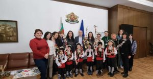 ou survakari 301241 С наричания, както повелява традицията, в Областна администрация влязоха сурвакарите от детска градина " Зора" в Ловеч