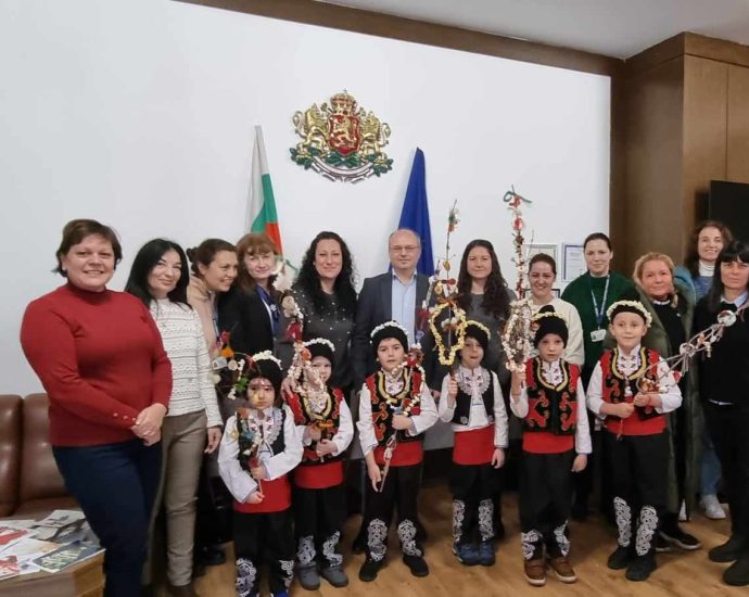 ou survakari 301241 С наричания, както повелява традицията, в Областна администрация влязоха сурвакарите от детска градина " Зора" в Ловеч