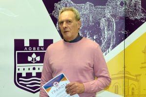 sportist godina lovech 1101241 1 С почетната значка на Община Ловеч за принос в развитието на хандбала в града и страната, за издигане престижа на Ловеч и във връзка с неговата 60-годишнина бе удостоен треньорът по хандбал Юлиян Симеонов