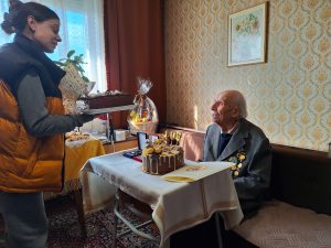 stoletnik 2201241 1 Ловчалията Димитър Димитров празнува навърши 100 години. Да го почете за юбилея в дома му отиде кметът Страцимир Петков