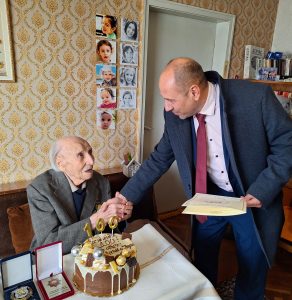 stoletnik 2201241 2 Ловчалията Димитър Димитров празнува навърши 100 години. Да го почете за юбилея в дома му отиде кметът Страцимир Петков