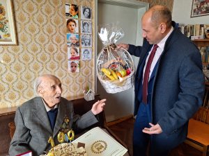 stoletnik 2201241 3 Ловчалията Димитър Димитров празнува навърши 100 години. Да го почете за юбилея в дома му отиде кметът Страцимир Петков
