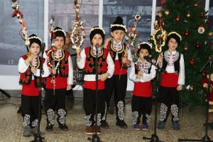 survakari 301241 1 Малките сурвакари от детска градина „Зора” поздравиха общинската администрация с новата година