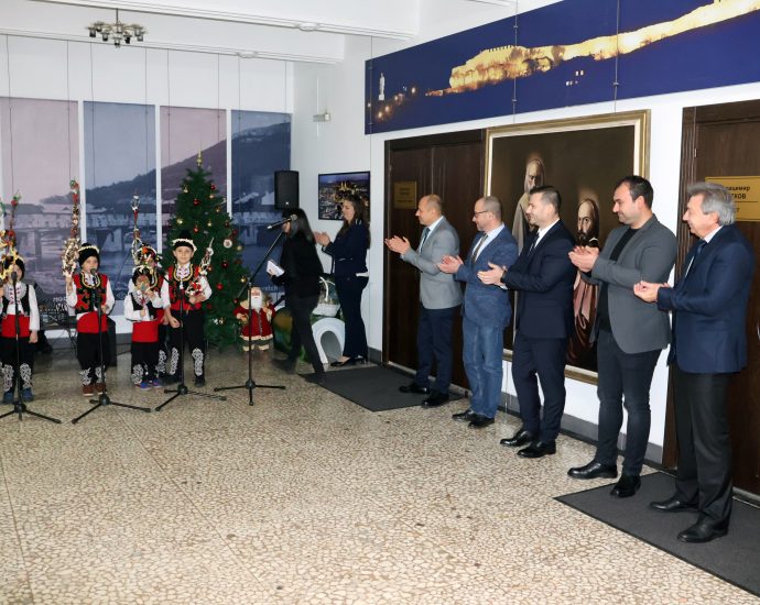 survakari 301241 2 Малките сурвакари от детска градина „Зора” поздравиха общинската администрация с новата година