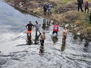 teteven krast 601241 3 Веселин Славков спаси кръста в ледените води на река Вит в Тетевен