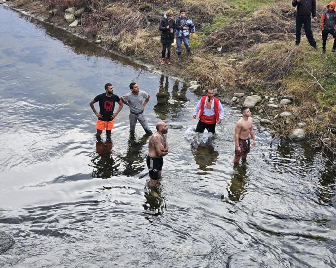 teteven krast 601241 3 Веселин Славков спаси кръста в ледените води на река Вит в Тетевен