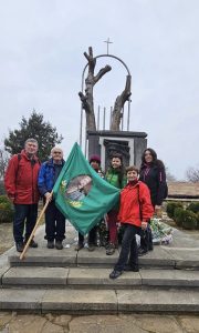 17. Туристи на ТД Стратеш пред барелефа на Васил Левски в Къкринското ханче 19.02.2024 г По последния свободен път на Апостола, поход на ТД"Стратеш"