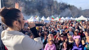 aprilci praznik slanina 2602241 1 „Празникът на сланината и греяната ракия” в Априлци - традиция, която събра над 30 000