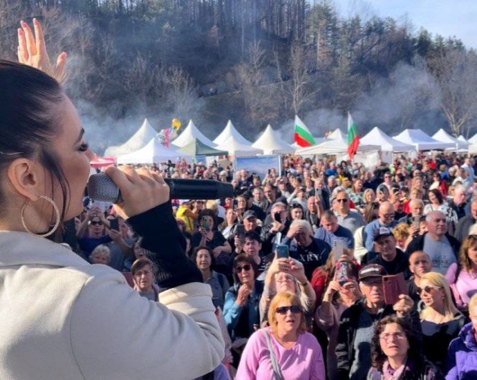 aprilci praznik slanina 2602241 1 „Празникът на сланината и греяната ракия” в Априлци - традиция, която събра над 30 000