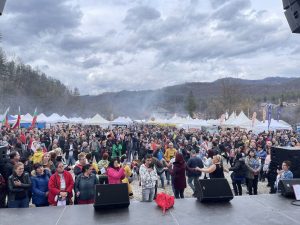 aprilci praznik slanina 2602241 5 „Празникът на сланината и греяната ракия” в Априлци - традиция, която събра над 30 000