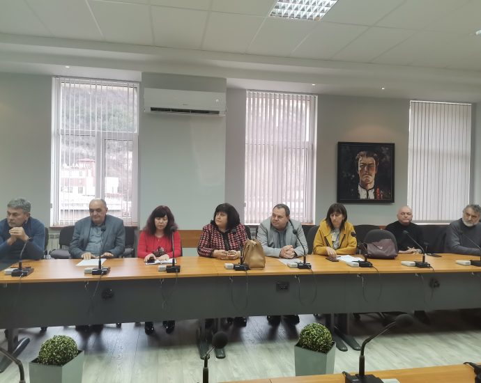 obsajdane formuli 2702241 1 Директори на детски градини, училища и ЦПЛР – Ученическо общежитие в община Ловеч обсъдиха формулите за Бюджет 2024