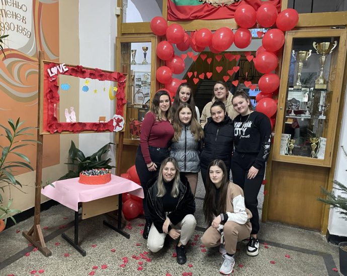 red cross 1402241 6 Доброволци от БЧК и Библиотеката съвместно с екипите на РЗИ Ловеч се включиха с инициатива в Деня на влюбените