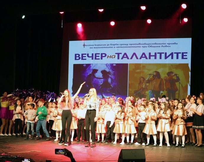 vecher talanti 2102241 Децата на Ловеч подариха прекрасна вечер на публиката в Драматичен театър – Ловеч. 150 деца се качиха на сцената, за да покажат своя талант