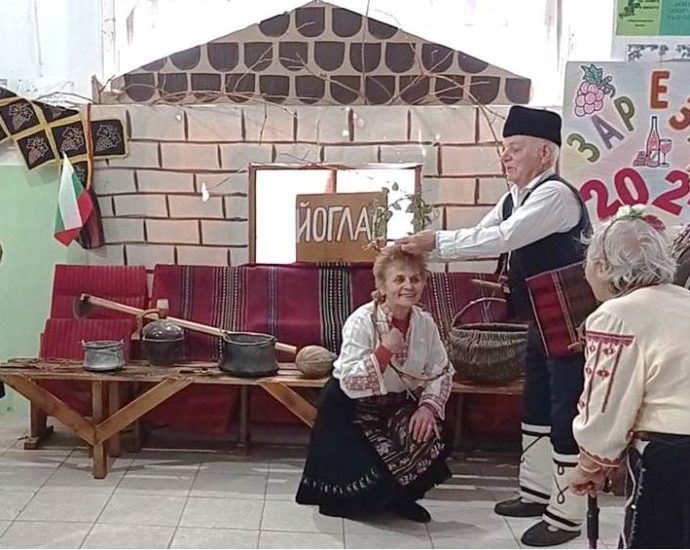 zarezan sela 1402241 5 В Слатина и Владиня ритуално зарязаха лозята. В Йоглав си избраха Царица на лозята на Зарезан,