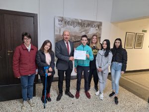darenie ucenici 1903241 650 лв дариха за ремонтни дейности в Спортната зала в Ловеч учениците от СУ „Св. Кл. Охридски“