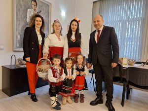 deca martenici 103241 Малки „мартенички“ посрещна днес кметът Страцимир Петков