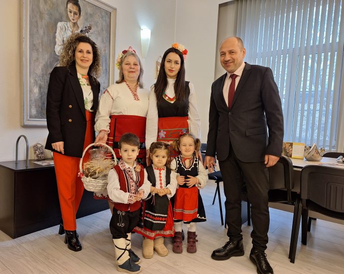 deca martenici 103241 Малки „мартенички“ посрещна днес кметът Страцимир Петков