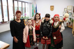 deca teteven 103241 2 Децата от ДГ „Васил Левски“ и БМЧК поздравиха кмета на Община Тетевен по случай 1-ви март