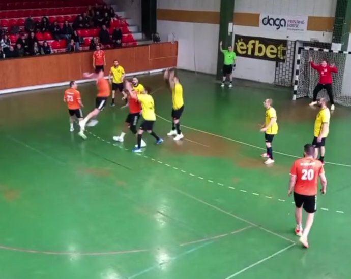 handball 303241 Хандбалният "Осъм" отстъпи на шампиона Шумен в зрелищно дерби с 22-24