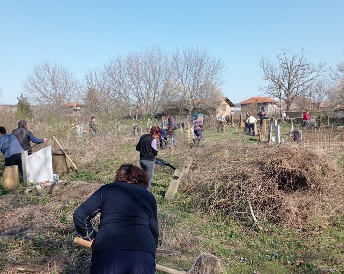 joglav 2603241 2 30 доброволци се включиха в почистване на гробищния парк в с. Йоглав