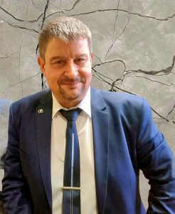 julian petrov 1803241 За забраните и телефоните в българските училища