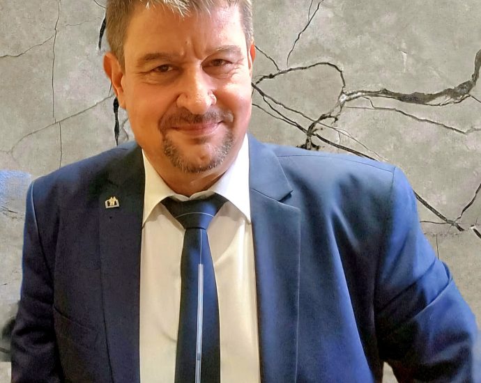 julian petrov 1803241 За забраните и телефоните в българските училища