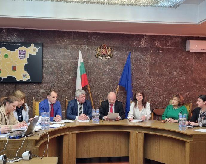 komisia turizam 2203241 В Ловеч се проведе първото за годината заседание на Постоянната комисия по туризъм към Областен съвет за развитие