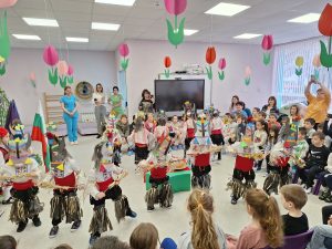 kukeri lovech 1903241 3 С кукерски игри усмивчиците от детска градина „Зора“ прогониха злото от Ловеч