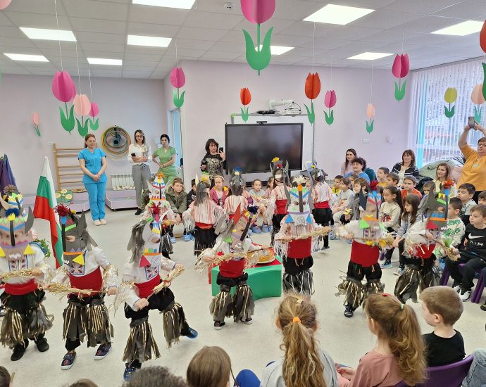 kukeri lovech 1903241 3 С кукерски игри усмивчиците от детска градина „Зора“ прогониха злото от Ловеч