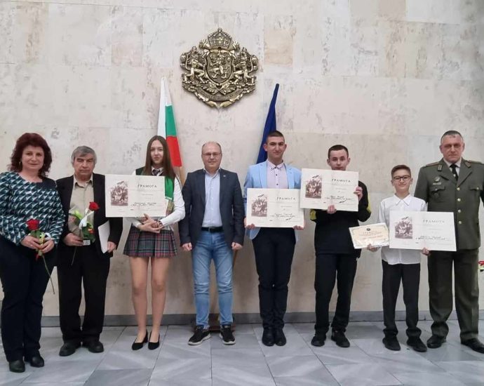 nahgradi ou 1203241 В Областна администрация бяха връчени наградите от Националния ученически конкурс „ Наследник съм на...“