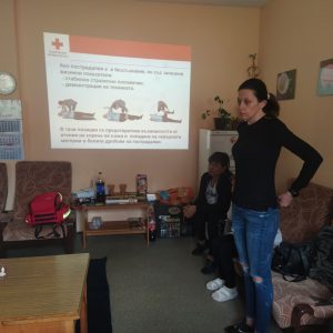 red cross 503241 3 ЧК ЛОВЕЧ С ОБУЧЕНИЕ ПО ПЪРВА ПОМОЩ НА СЛУЖИТЕЛИ ОТ „ДОМ ЗА СТАРИ ХОРА“ И ДГ „АПРИЛЧЕ“ - АПРИЛЦИ