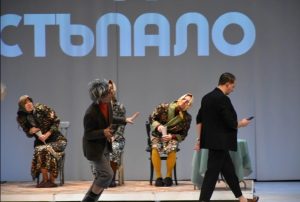 sedemnte stola teather 603241 1 Луда комедия с взривове от смях – това е спектакълът „Седемте стола“  на Драматичен театър – Ловеч