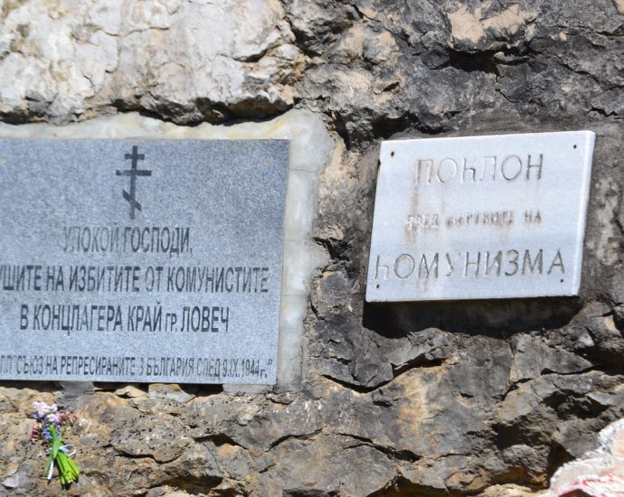 shestvie poklonenie lager 22 Традиционното шествие, което СДС-Ловеч организира в памет на жертвите на комунистическия лагер на смъртта "Слънчев бряг", ще се проведе в събота, 28 март.