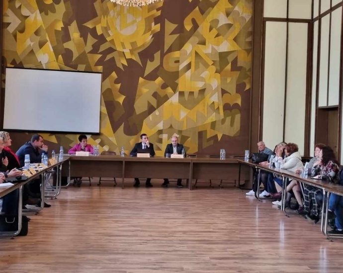 sreshta bolnica 1803241 Среща между медици от МБАЛ „ Проф. Параскев Стоянов“ и представители на различни власти се проведе в Областна администрация Ловеч