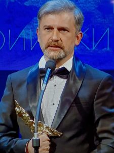 teather ikar lovech 2803241 1 Ловешкият театър се нареди сред най-добрите с наградата „Икар“ за Пенко Господинов за ролята му в „Седемте стола“