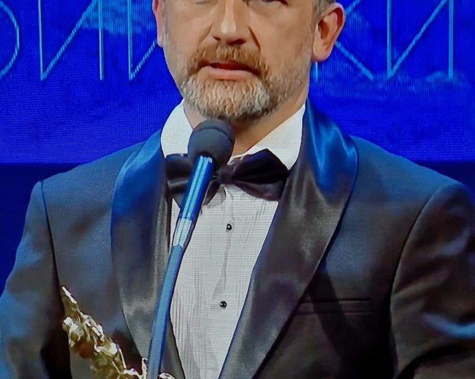 teather ikar lovech 2803241 1 Ловешкият театър се нареди сред най-добрите с наградата „Икар“ за Пенко Господинов за ролята му в „Седемте стола“