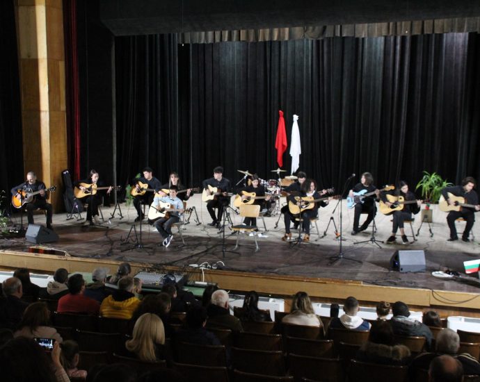 teteven koncert 503241 3 Уникалните таланти от Акустичната рок формация изнесоха невероятен концерт в Тетевен по случай 3-ти март