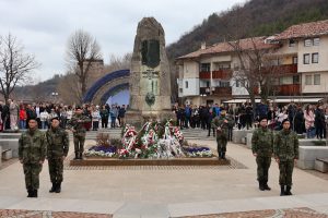 treti mart 303241 4 С поднасяне на много венци и цветя и развети български знамена стотици ловчалии отпразнуваха Трети март